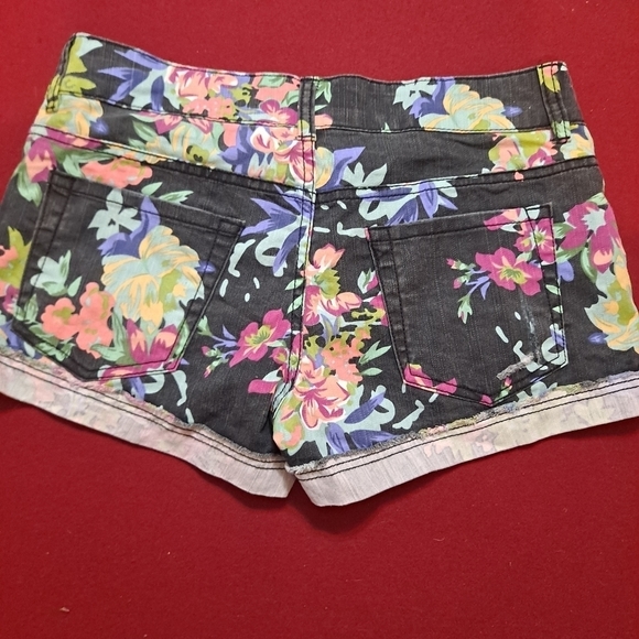 🔥KISS & cry floral shorts (1) - Picture 2 of 3